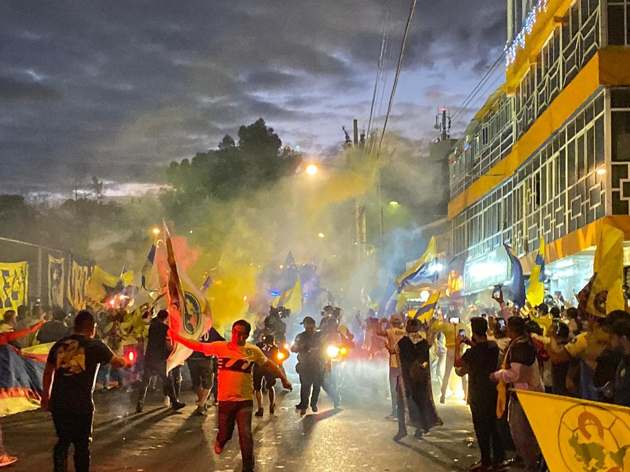 ¡Gran recibimiento al América! La afición le muestra el apoyo a su equipo con cantos, banderas y bengalas a su llegada al Estadio Azteca.