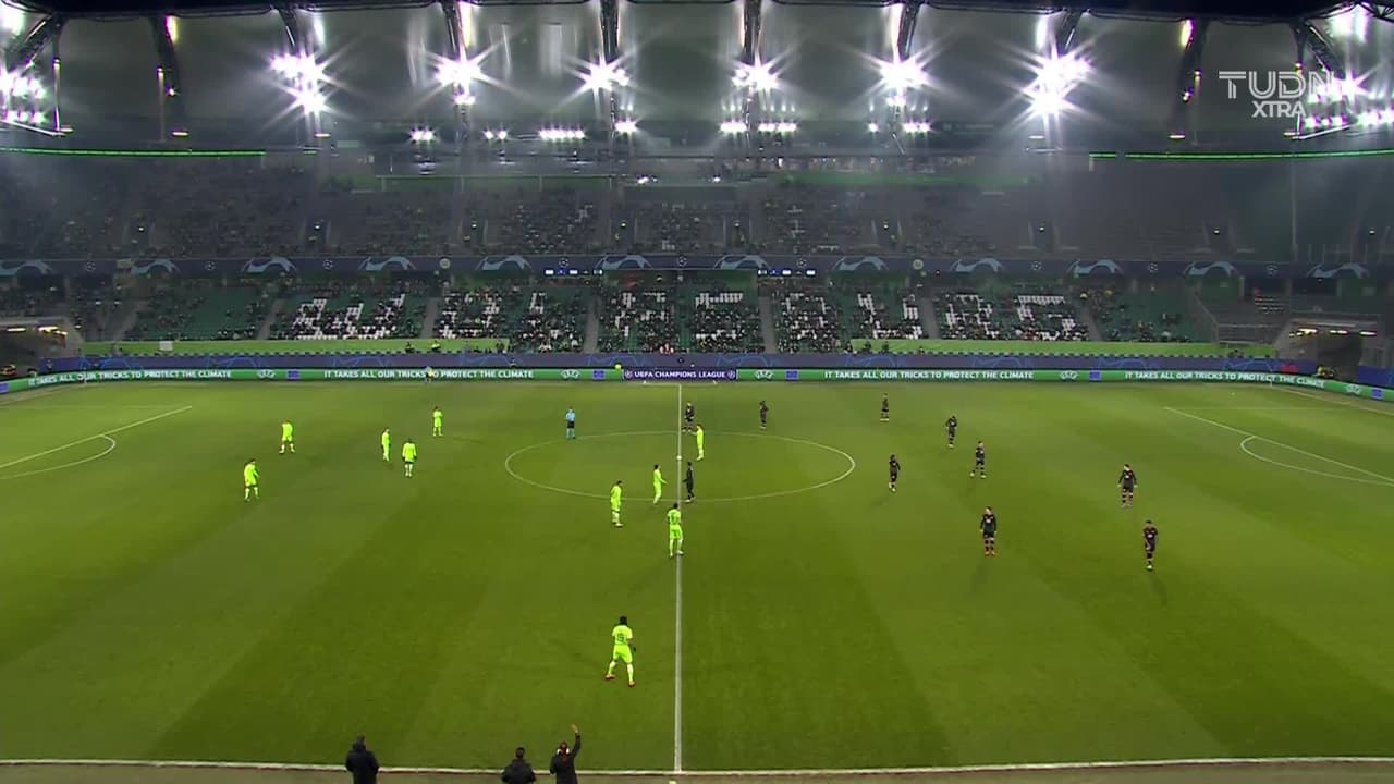 Arranca el partido y la pelota está en juego.