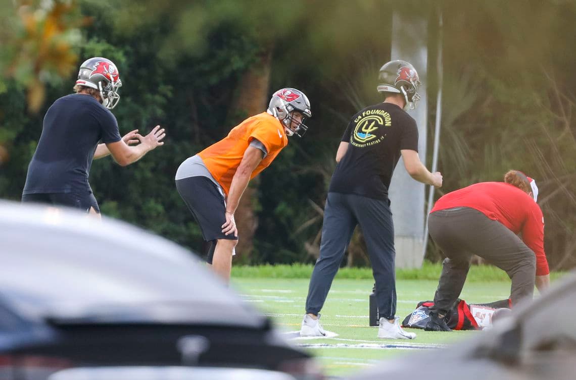 Brady realizó una sesión de lanzamientos de dos horas en la Escuela Preparatoria Berkeley, y Rick Stroud y Joey Knight del Tampa Bay Times obtuvieron fotos exclusivas del entrenamiento.