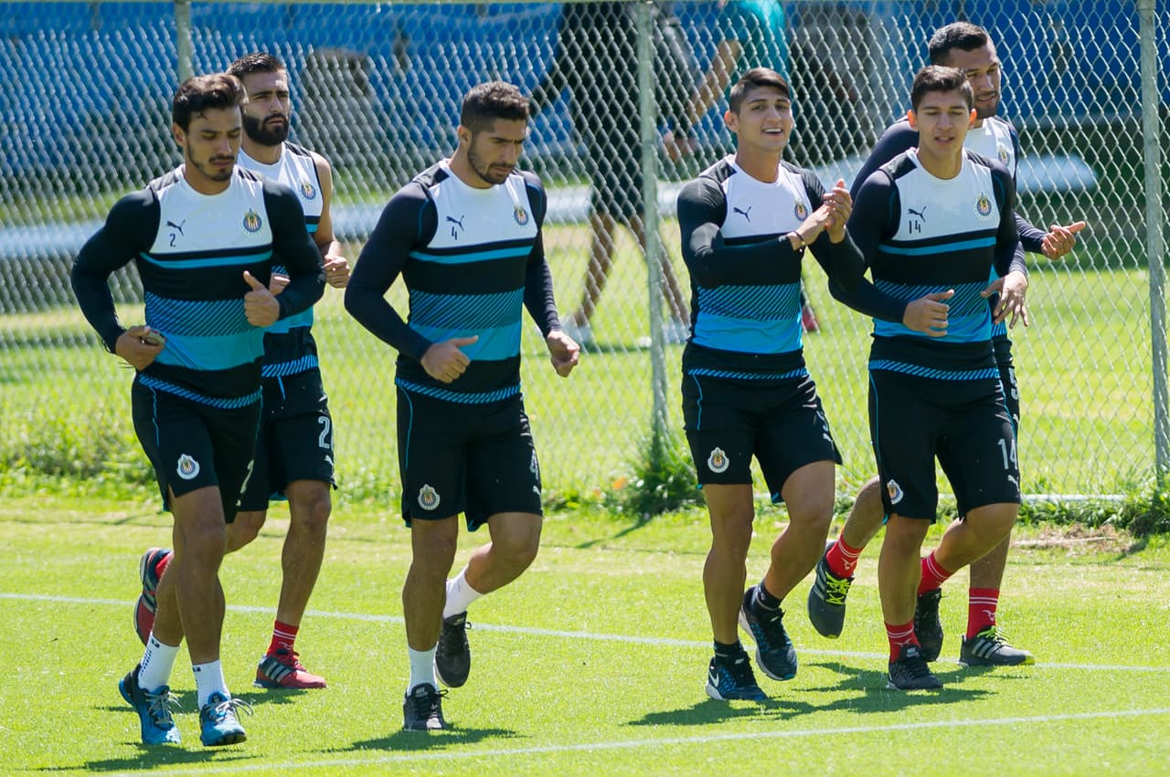 Alanís, que era habitual entre los titulares de Chivas, ahora ya no está con el primer equipo y está relegado a entrenar con el equipo de Segunda División.