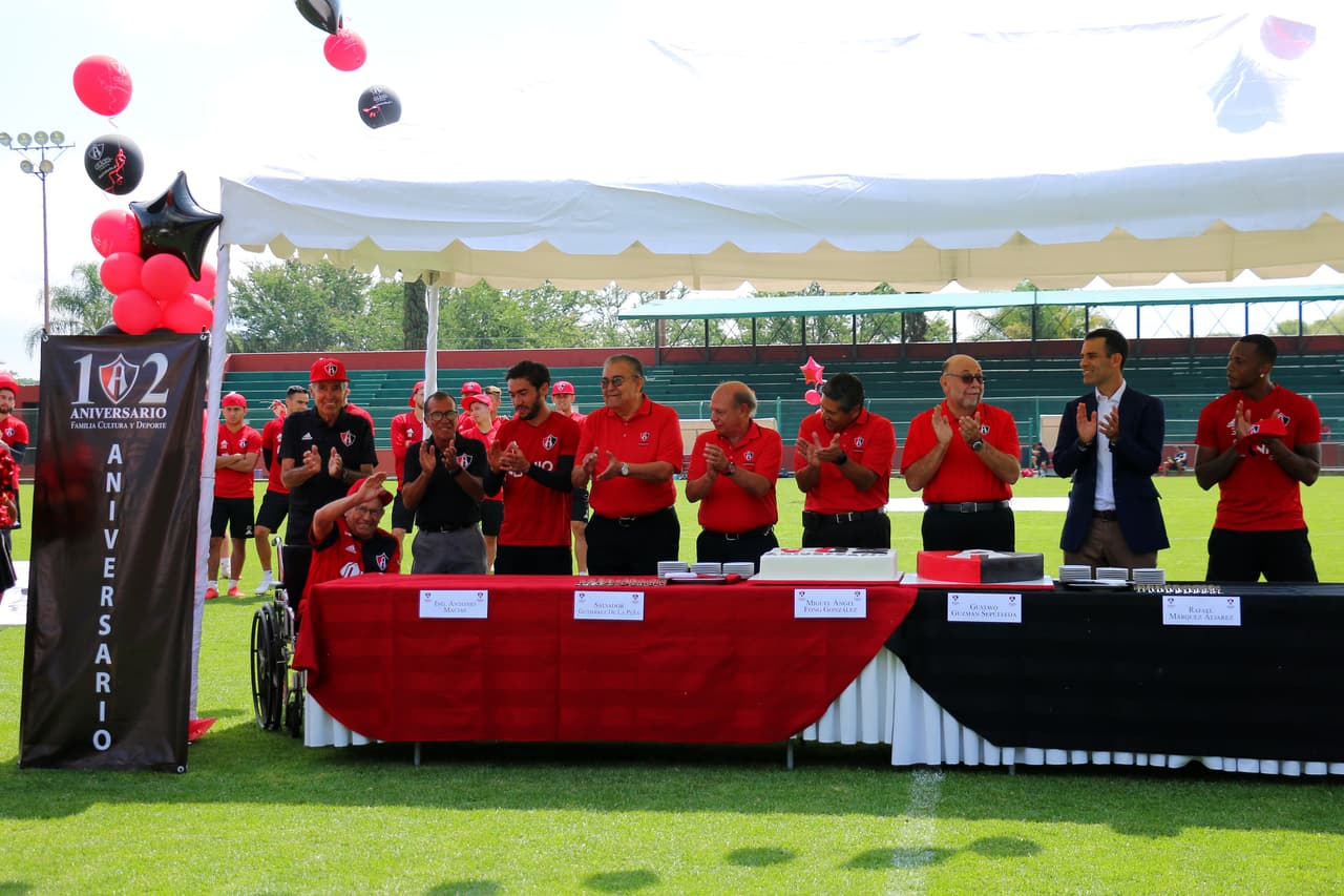 Así fue como se vivió la alegría por 102 años de historia de Atlas de Guadalajara, uno de los históricos del fútbol mexicano que celebra su existencia.