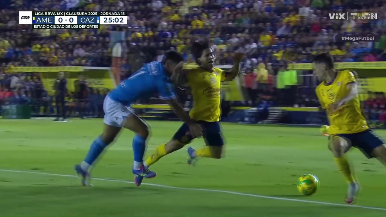 ¡Dávila se deja caer! Pedía penal pero el árbitro tiene claro que no hay falta
