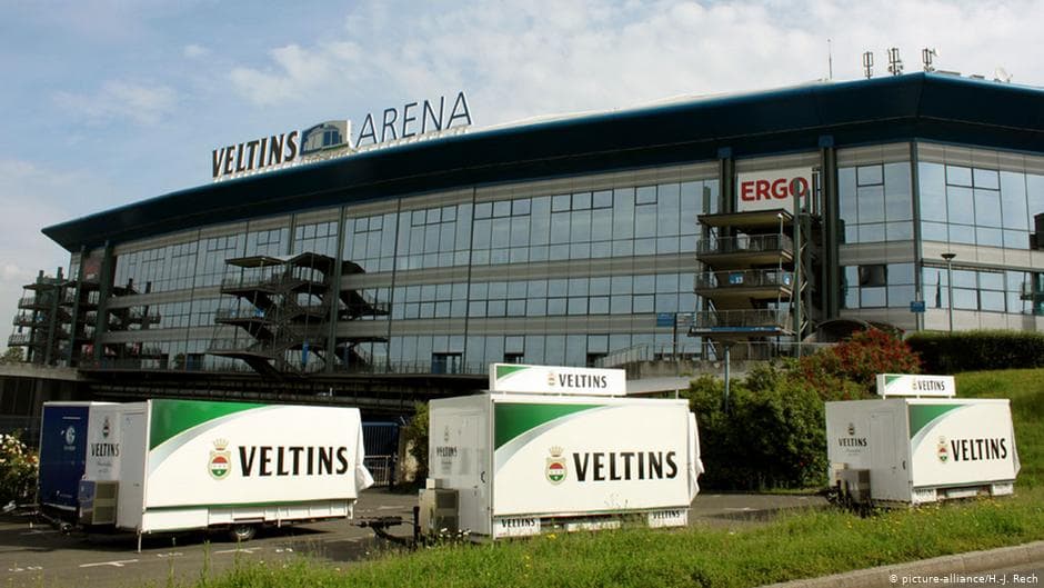 En Alemania, el estadio Velti Arena y sus bares, están interconectados por una tubería de 5 kilómetros y, debajo de éste, hay centros de enfriamiento que guardan hasta 52 mil litros, mientras que la pipa transporta 14 litros por minuto.