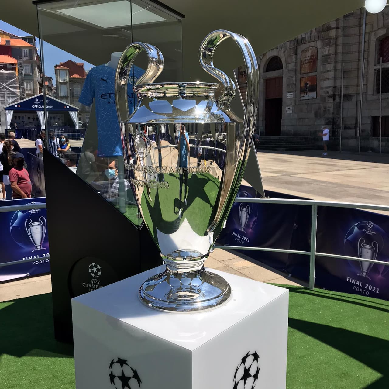 A horas del pitazo inicial de la gran final de la UEFA Champions League, aficionados del Chelsea y del Manchester City llegan al Fan Fest de Porto para comenzar con el apoyo a sus clubes.