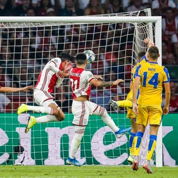 El mexicano aprovechó un gran servicio del marroquí Ziyech para inaugurar su marca goleadora en Champions League.
