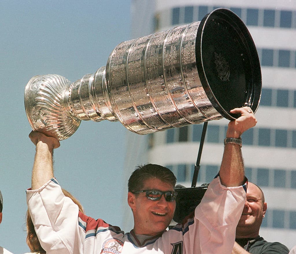 Ray Bourque jugó durante 21 años en la NHL y se hizo de varios récords a lo largo de su carrera como profesional del hockey como el defensa con más goles, asistencias y puntos. Pero nunca había ganado la Stanley Cup. Por fin el canadiense lo logró con Colorado Avalanche el día que se retiraba en el 2001. El beso a la tan ansiada copa no se hizo esperar.
