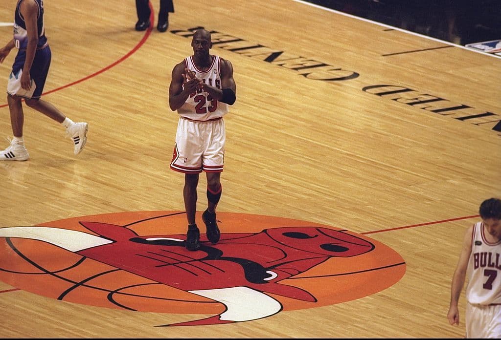 También hay besos significativos por el momento en que ocurren como el que Michael Jordan le dio a la duela del Chicago Stadium después de su último juego ahí.