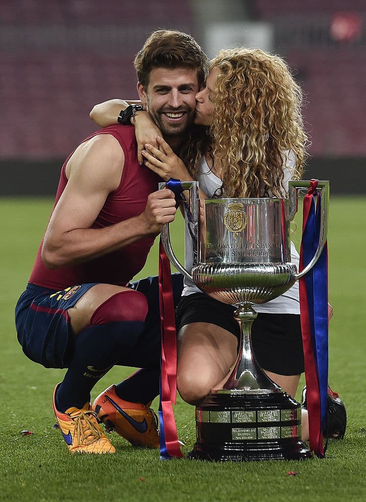 Piqué y Shakira también se han dado varios besos durante las celebraciones de los títulos del defensa con el Barcelona a lo largo de los últimos años. Y siempre que lo hacen son motivo del interés del público y la prensa rosa.