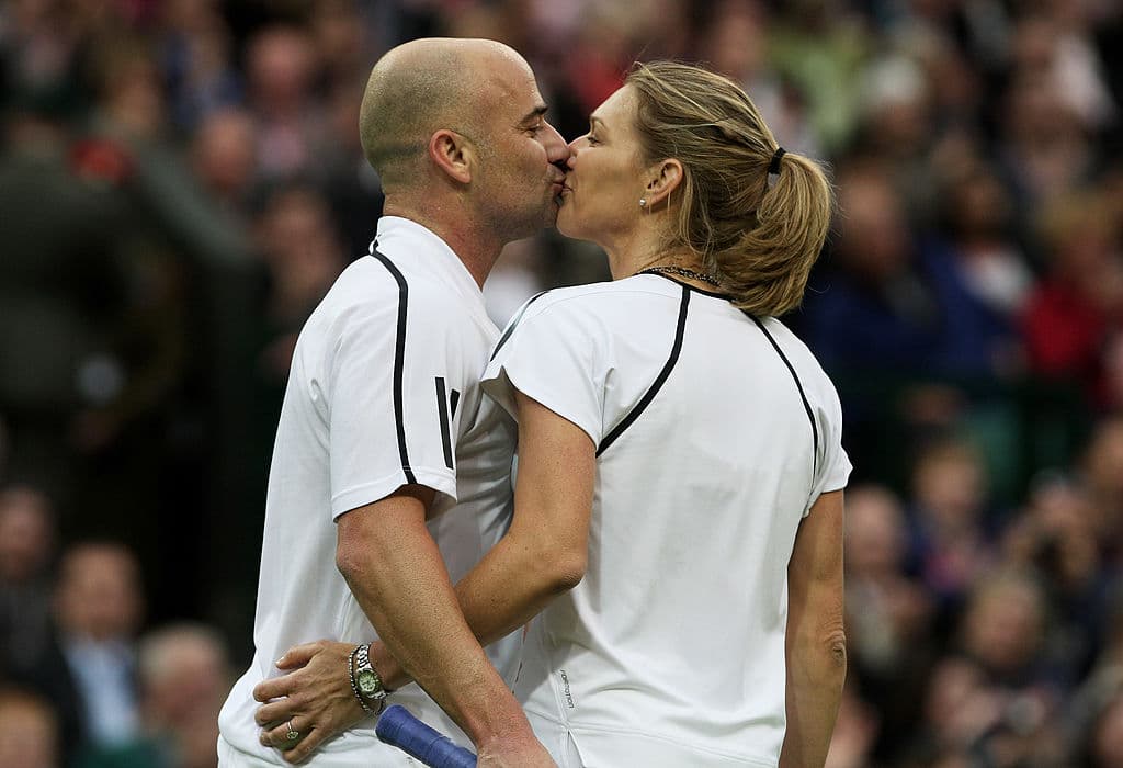 En mayo del 2009, Steffi Graf y Andre Agassi fueron invitados a la presentación la nueva cubierta de la cancha principal de Wimbledon y pese a perder en un set de exhibición disfrutaron el momento y lejos del férreo protocolo del deporte blanco se dieron un beso para recordar.