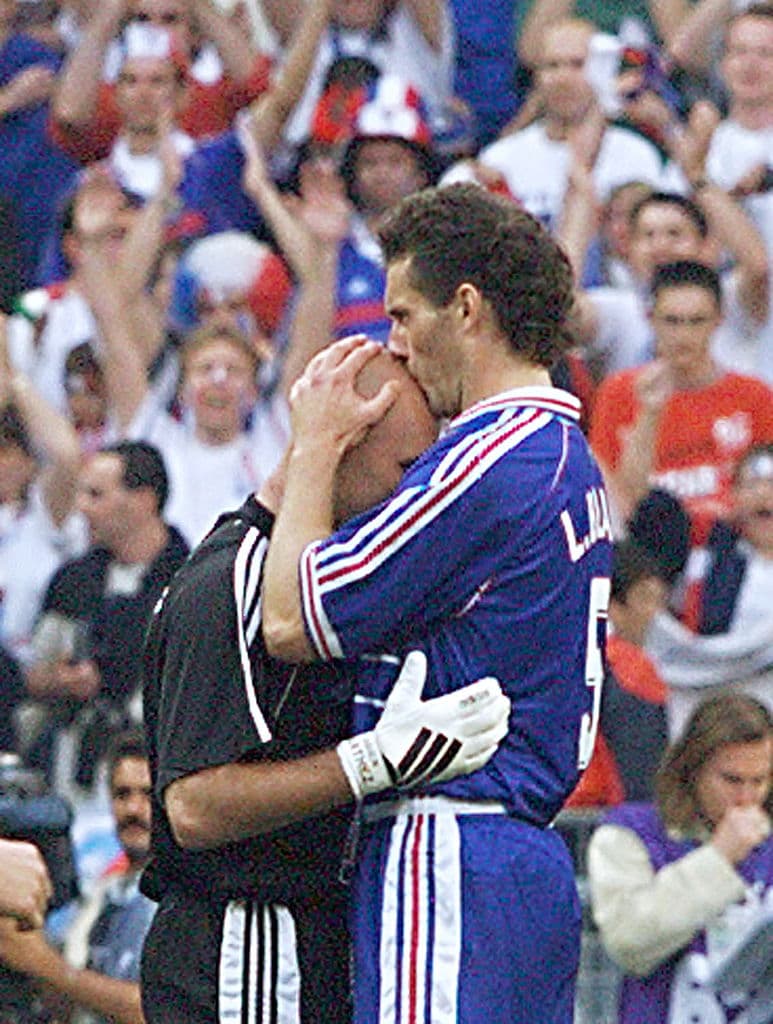No fue uno sino era todo un rito el que realizaban el arquero francés y el capitán de la selección gala durante el Mundial en su país en 1998. Antes del inicio de cada partido, excepto la final que debió ver en el vestuario, el capitán de Francia se dirigía al arco y besaba la calva de su compañero.