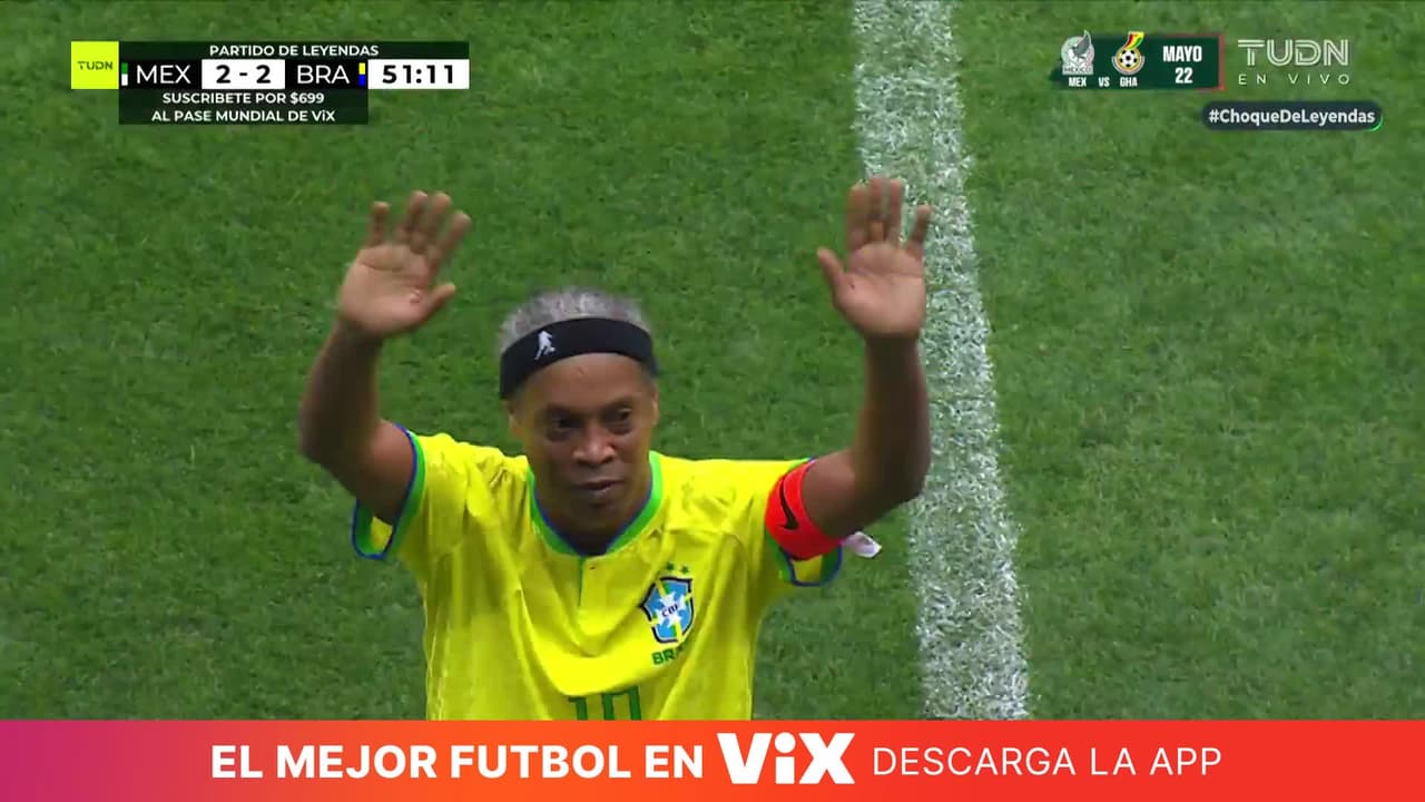 ¡Se va ovacionado! El Coloso de Santa Úrsula se rinde ante Ronaldinho al salir de cambio