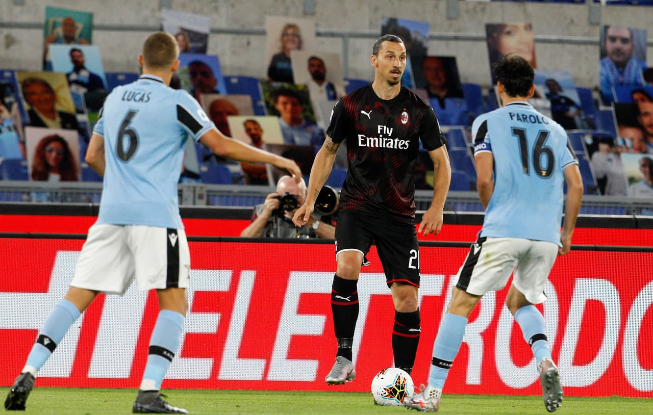 Zlatan Ibrahimovic metía gol al 31’, pero el árbitro decidió anular el gol por pillar al sueco en posición adelantada.