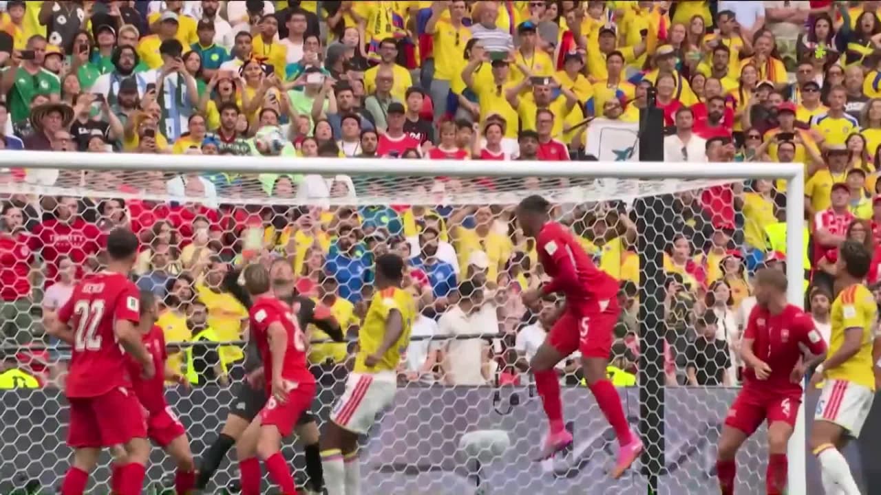 ¡Nooo! El travesaño le niega el gol a Lucumi y Colombia