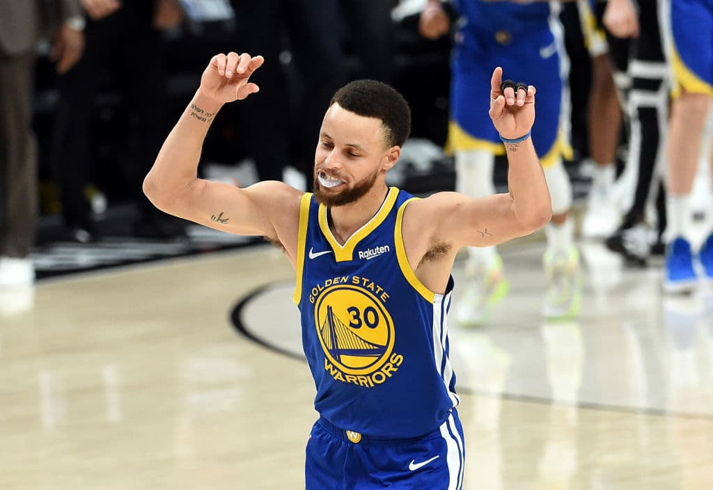 <b>1) Stephen Curry.</b> Ningún otro jugador en la historia de la franquicia de los Golden State Warriors ha encumbrado del modo en el que Steph lo ha hecho a este equipo que navegó por años en la mediocridad y la ignominia. Desde su llegada a la NBA, en 2009, ha militado en este equipo, con el que ha conquistado tres títulos NBA. En el escalafón histórico, Curry es el líder en triples (2483), sexto en partidos disputados (694), quinto en minutos (23,859), tercero en puntos (16315) y segundo en asistencias (4588).
