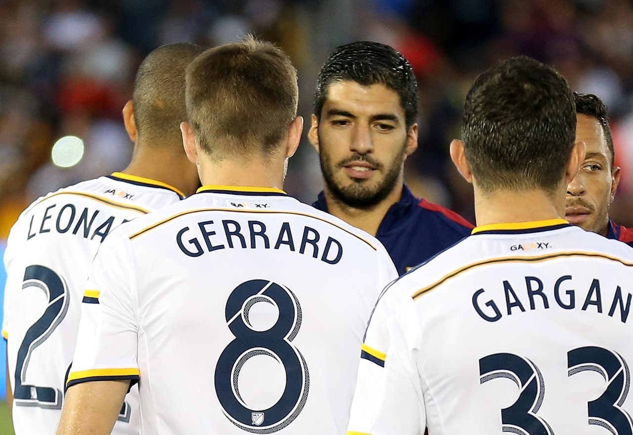 La playera del LA Galaxy con el número ocho de Steven Gerrard es la única de esta lista que cruza el Océano Atlántico y se ubica en el continente americano.