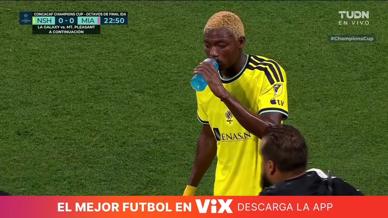 ¡Se detiene el partido para que Maxwell Woledzi rompa el ayuno por el Ramadán!