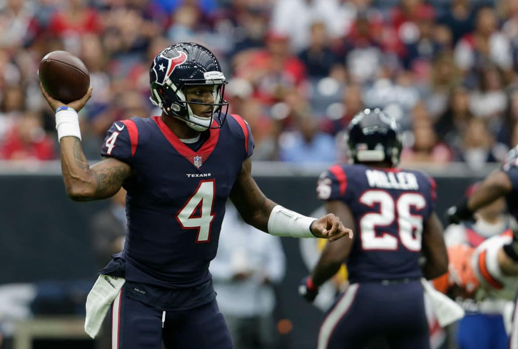 Deshaun Watson lanzó para 225 yardas y tres touchdowns, al convertirse en el primer novato en la historia de la NFL con al menos tres pases de anotación en tres juegos seguidos, guiando a los Texans de Houston a una victoria el domingo por 33-17 sobre los Browns de Cleveland.
