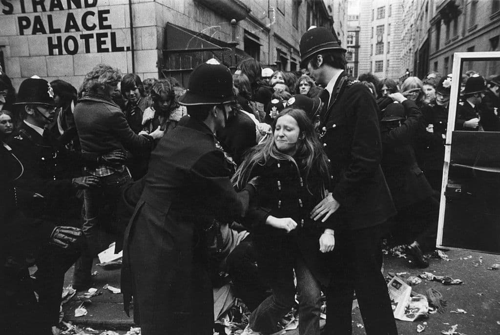 Cientos de fanáticos se habían reunido afuera de la plaza temprano para asistir al festival por orden de llegada. Cuando solo se abrieron unas pocas puertas, la multitud se hinchó y empujó, creando una aglomeración fatal.