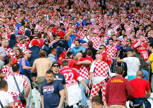 Los aficionados croatas protagonizaron peleas en las tribunas y lanzaron bengalas al campo.