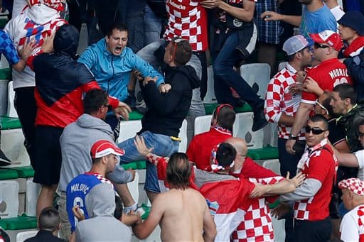 Los aficionados croatas protagonizaron peleas en las tribunas y lanzaron bengalas al campo.