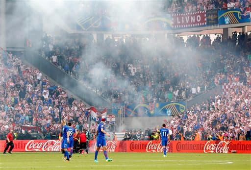 Los aficionados croatas protagonizaron peleas en las tribunas y lanzaron bengalas al campo.