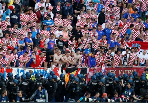 Los aficionados croatas protagonizaron peleas en las tribunas y lanzaron bengalas al campo.