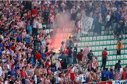 Los aficionados croatas protagonizaron peleas en las tribunas y lanzaron bengalas al campo.