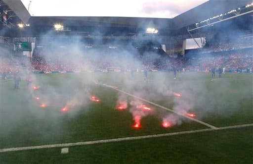 Los aficionados croatas protagonizaron peleas en las tribunas y lanzaron bengalas al campo.