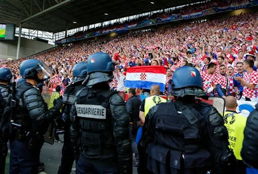 Los aficionados croatas protagonizaron peleas en las tribunas y lanzaron bengalas al campo.