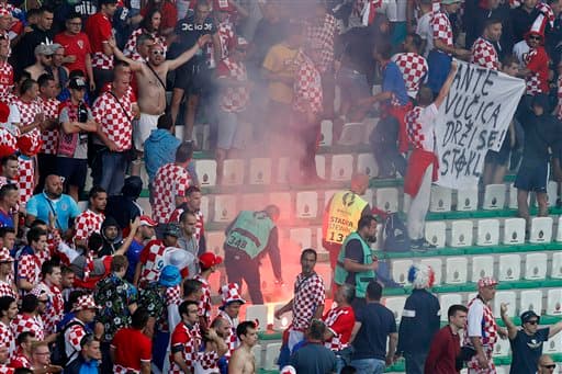 Los aficionados croatas protagonizaron peleas en las tribunas y lanzaron bengalas al campo.