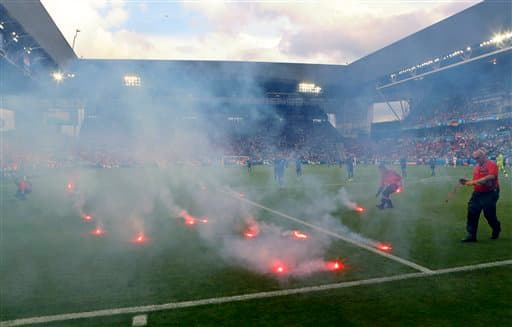 Los aficionados croatas protagonizaron peleas en las tribunas y lanzaron bengalas al campo.