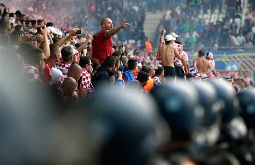 Los aficionados croatas protagonizaron peleas en las tribunas y lanzaron bengalas al campo.