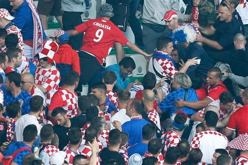 Los aficionados croatas protagonizaron peleas en las tribunas y lanzaron bengalas al campo.