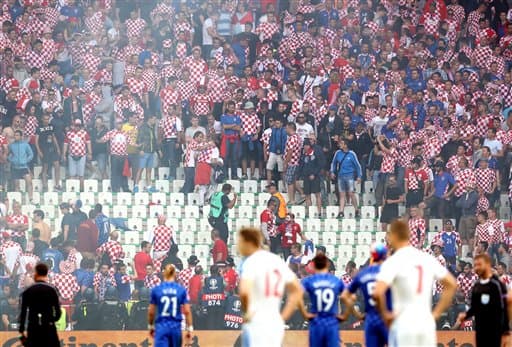 Los aficionados croatas protagonizaron peleas en las tribunas y lanzaron bengalas al campo.