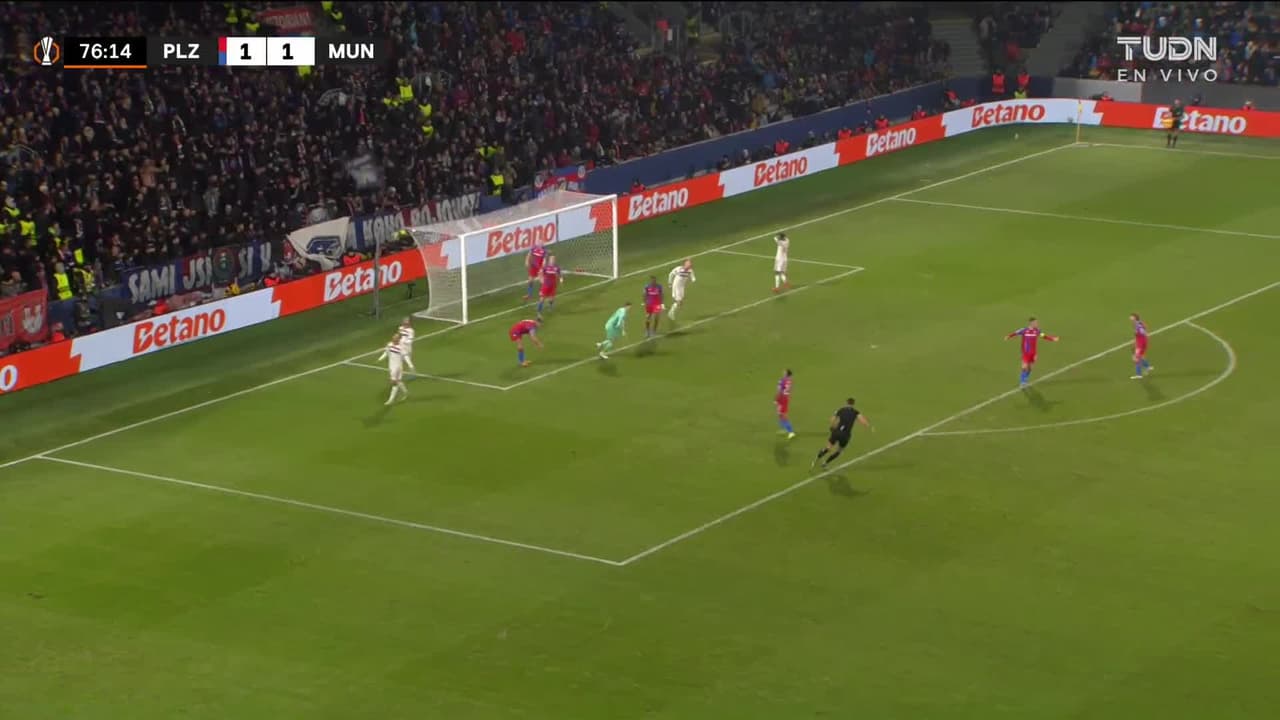 ¡TIRO ATAJADO! disparo por Mason Mount.