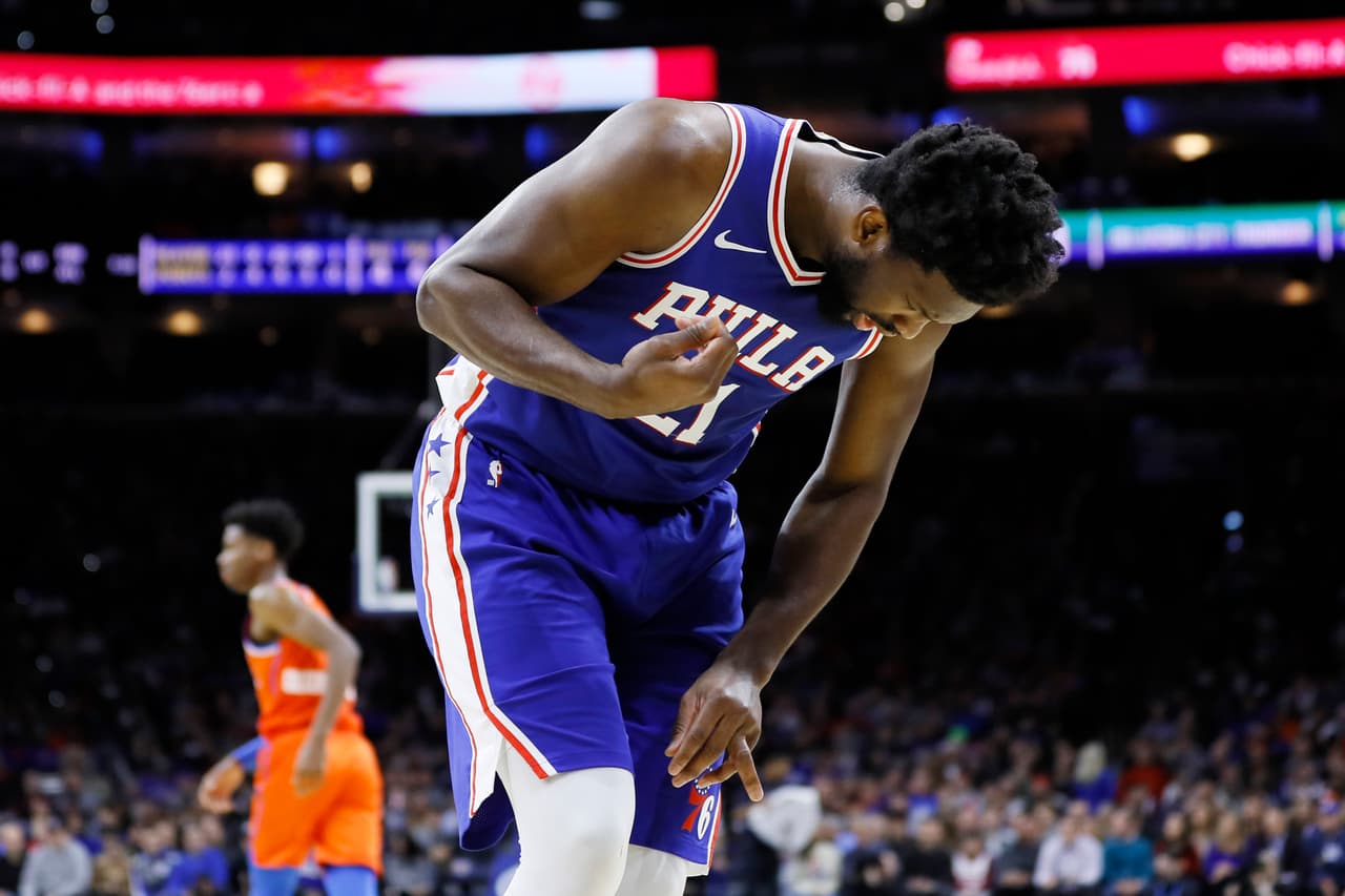 Joel Embiid, jugador de Philadelphia 76ers, trató de defender un ataque por parte de Oklahoma y un fuerte grito se escuchó en la arena. Embiid fue corriendo a la banca, pues su dedo anular izquierdo se había dislocado y sobresalía del resto de sus dedos. Aún así, su dedo fue acomodado y siguió jugando.