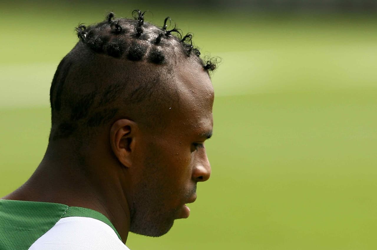 Siguiendo con los ecuatorianos tenemos a Christian Benítez, quien destacó con goles y también con sus peinados, portando el once en la nuca.