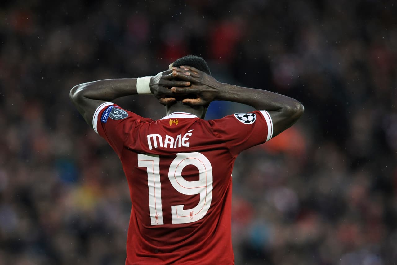 El senegalés tiene dos ídolol el primero es El Hadji Ousseynou Diouf un compratiota suya que tambien jugó en el Liverpool y el otro es el mítico jugador brasileño Ronaldhinho.