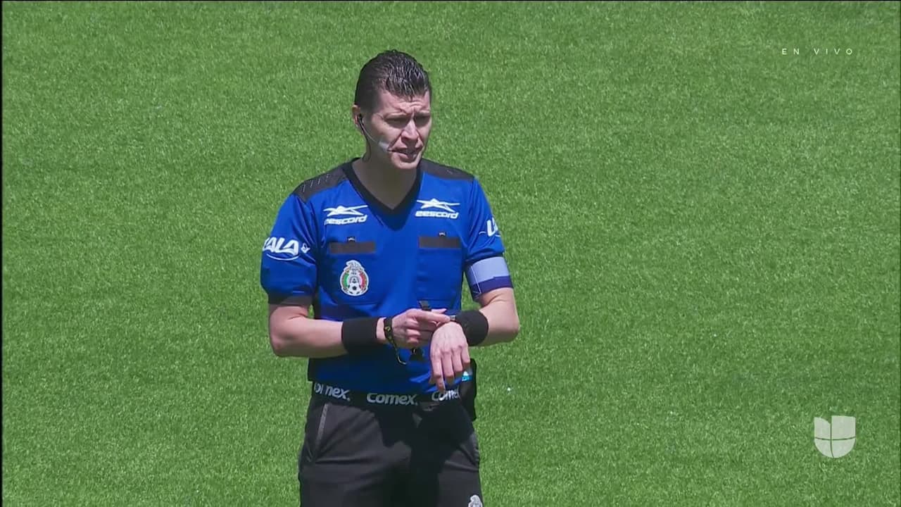 Arranca el partido y la pelota está en juego.
