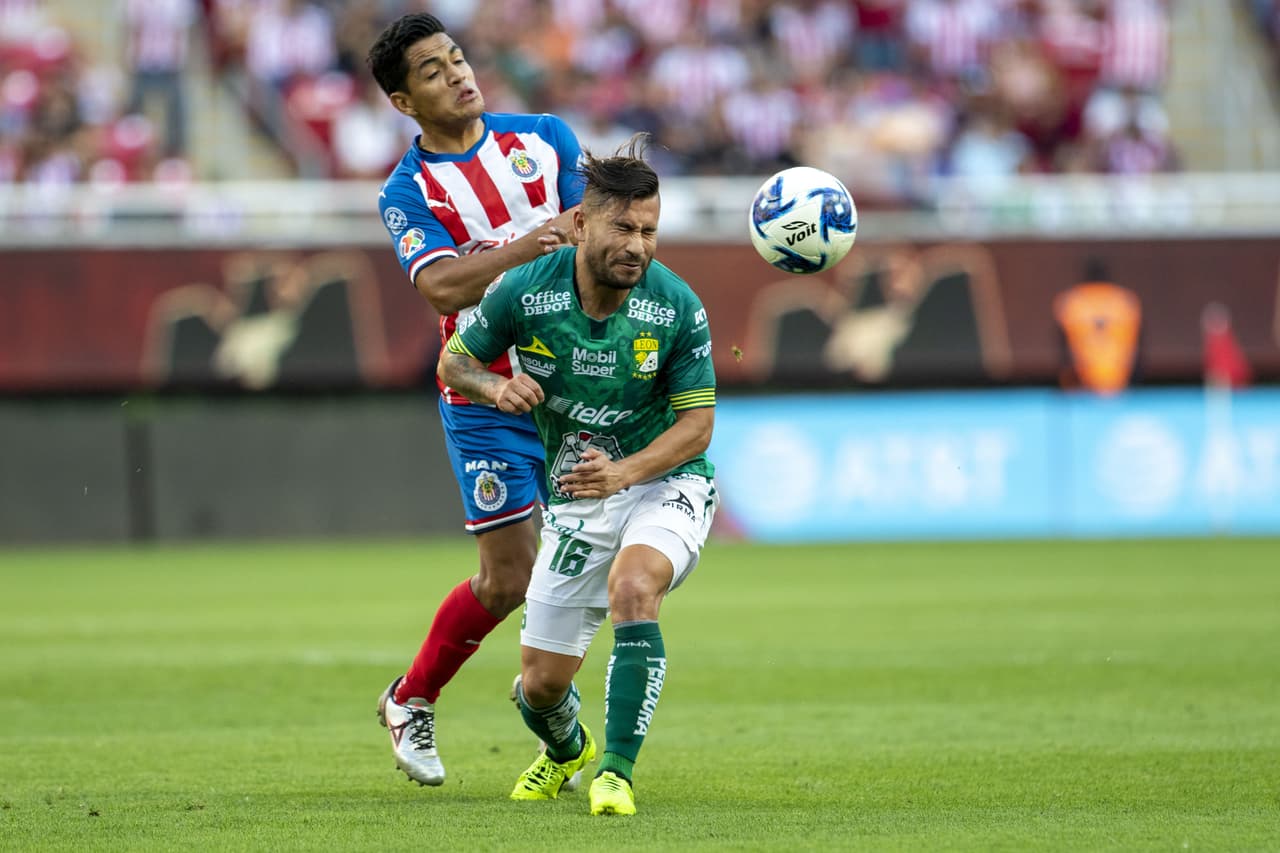 Chivas recupera el buen momento tras vencer con autoridad 2-0 a León y apunta al Clásico Tapatío ante Atlas.