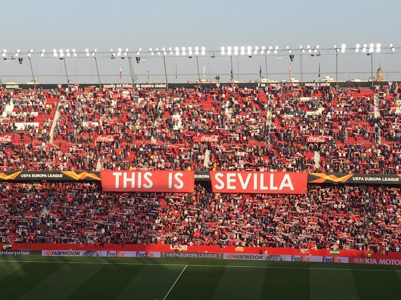 Desde tempranas horas el Ramón Sánchez Pizjuán se fue llenando de color para vivir una jornada especial de la UEFA Europa League entre el Sevilla F.C. y la S.S. Lazio, quienes definirían uno de los clasificados a los octavos de final del torneo continental.