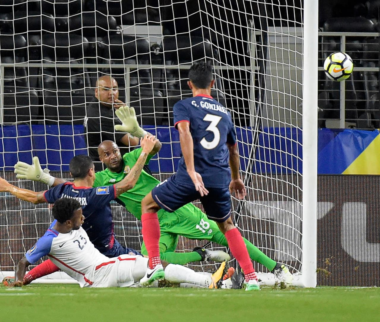 Las pocas jugadas de peligro de Costa Rica fueron detenidas por Tim Howard y la defensa norteamericana.