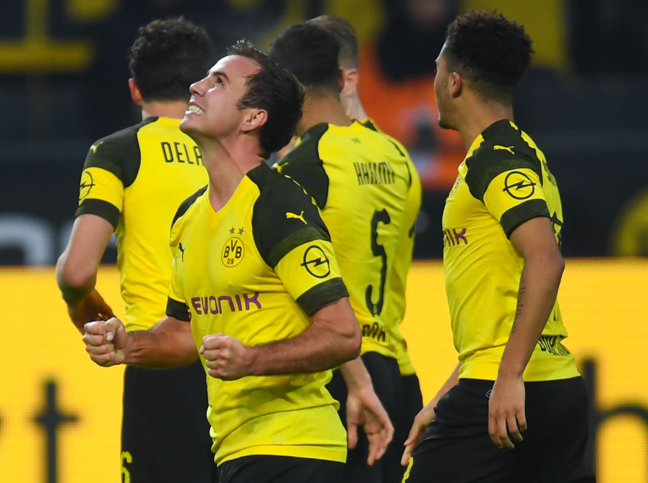 Jadon Sancho comenzó a eludir rivales desde la banda izquierda y le dejó servido el balón al número 10 para definir en el área.