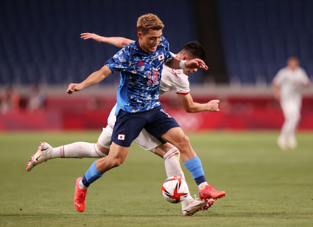 La selección mexicana cae ante los locales 2-1 durante su segundo partido en los Juegos Olímpicos de Tokyo 2020. México se jugará su pase a Cuartos de Final el miércoles ante Sudáfrica. Takefusa Kubo anotó el primer tanto para la escuadra nipona, seguido de Doan al 11'; el 'Piojo' Alvarado anotó al minuto 85' pero no le alcanzó a la escuadra azteca.