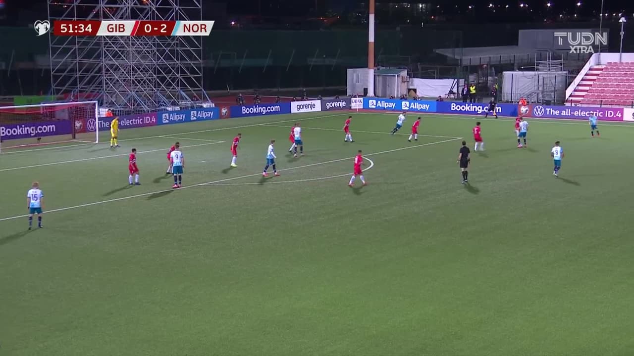 ¡TIRO ATAJADO! disparo por Erling Haaland.