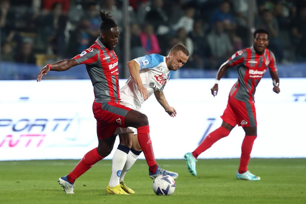 Napoli, con goles de Matteo Politano y Gio Simeone, le ganó al Cremonese 2-1 y es único líder de la Serie A.