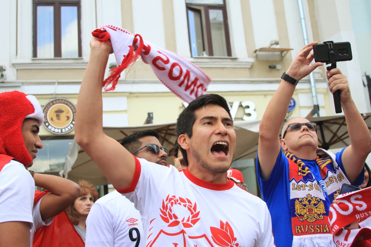 Sin más que su voz emocionada, también le cantaron en la celebración mundialista.