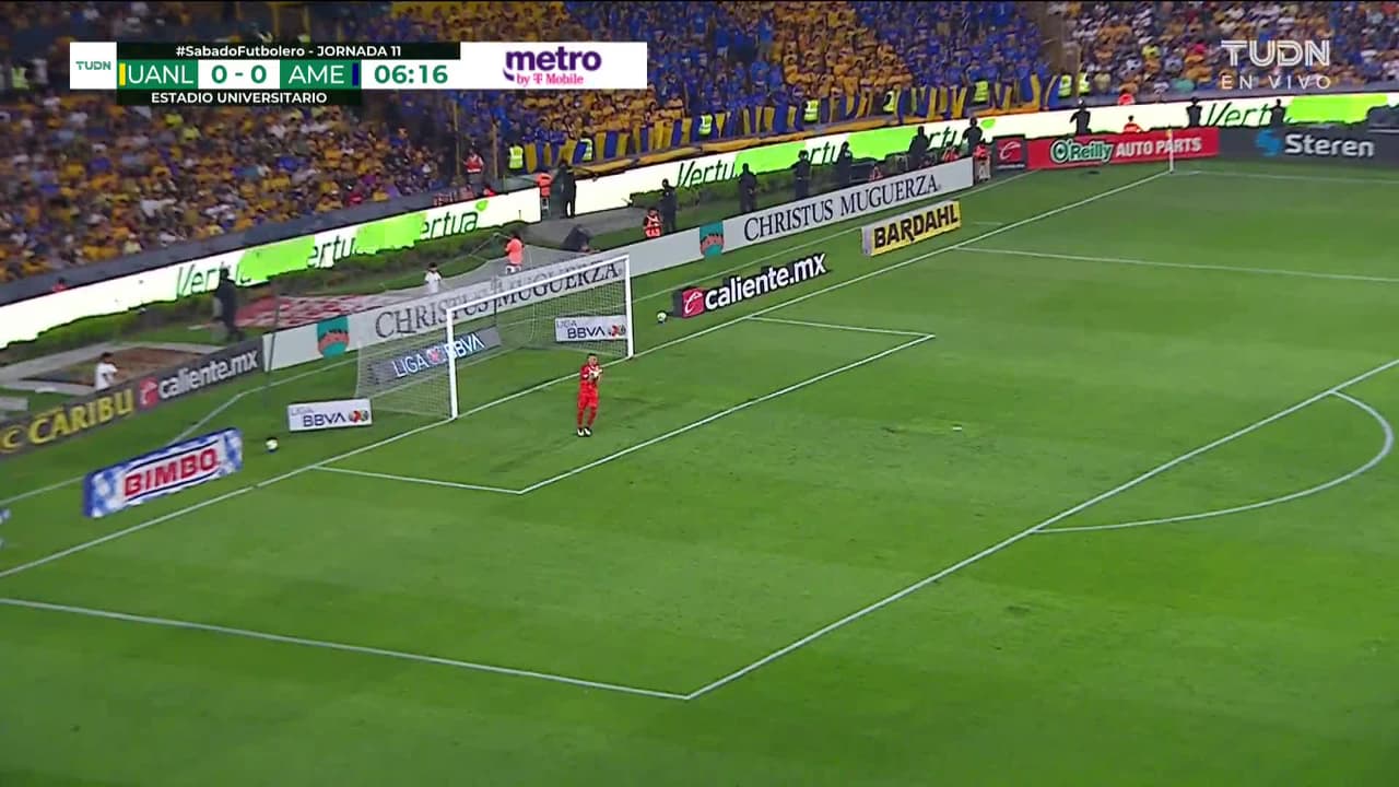 ¡TIRO ATAJADO! disparo por Álvaro Fidalgo.