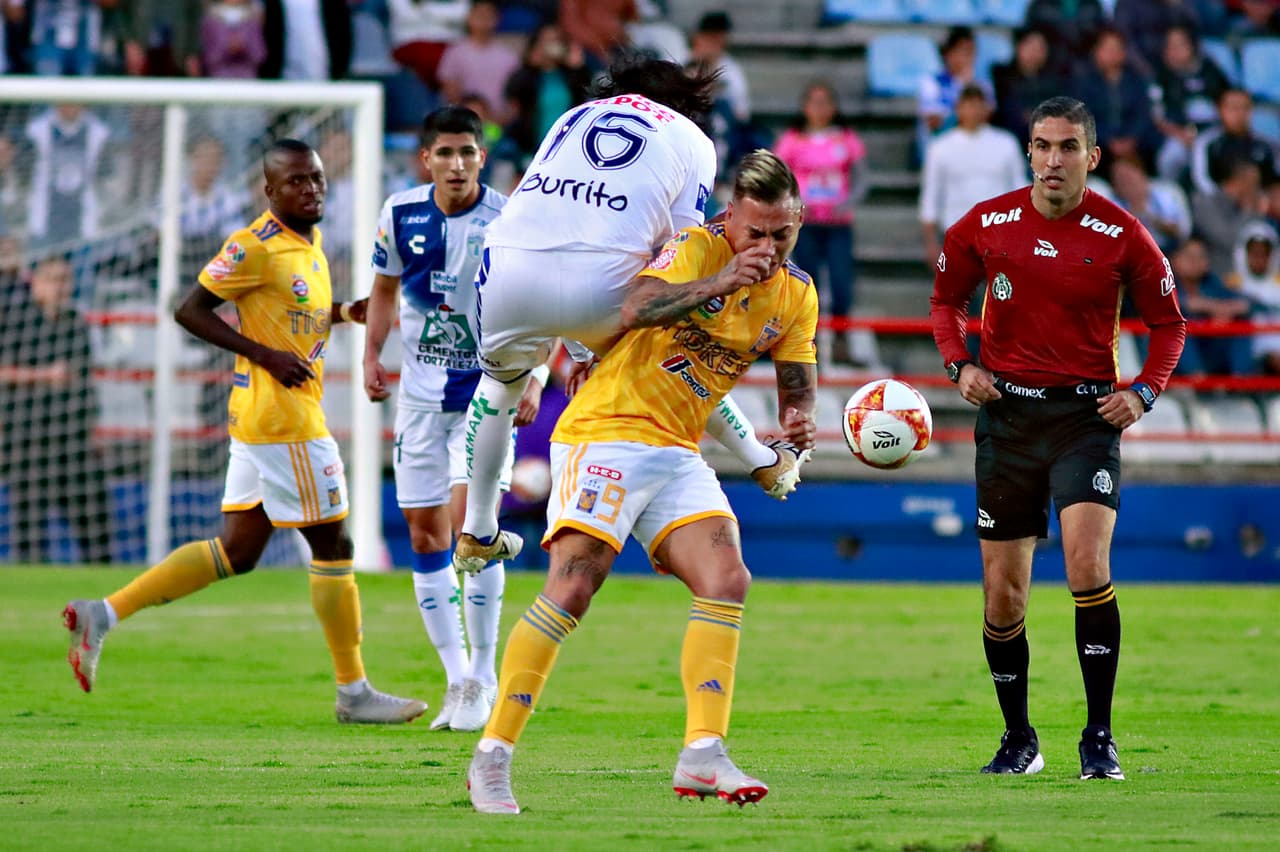 La intensidad de las acciones iba en aumento y empezaron a salir las tarjetas para regular las energías dentro del campo. Aquí Jorge 'Burrito' Hernández se llevó el cartón preventivo.