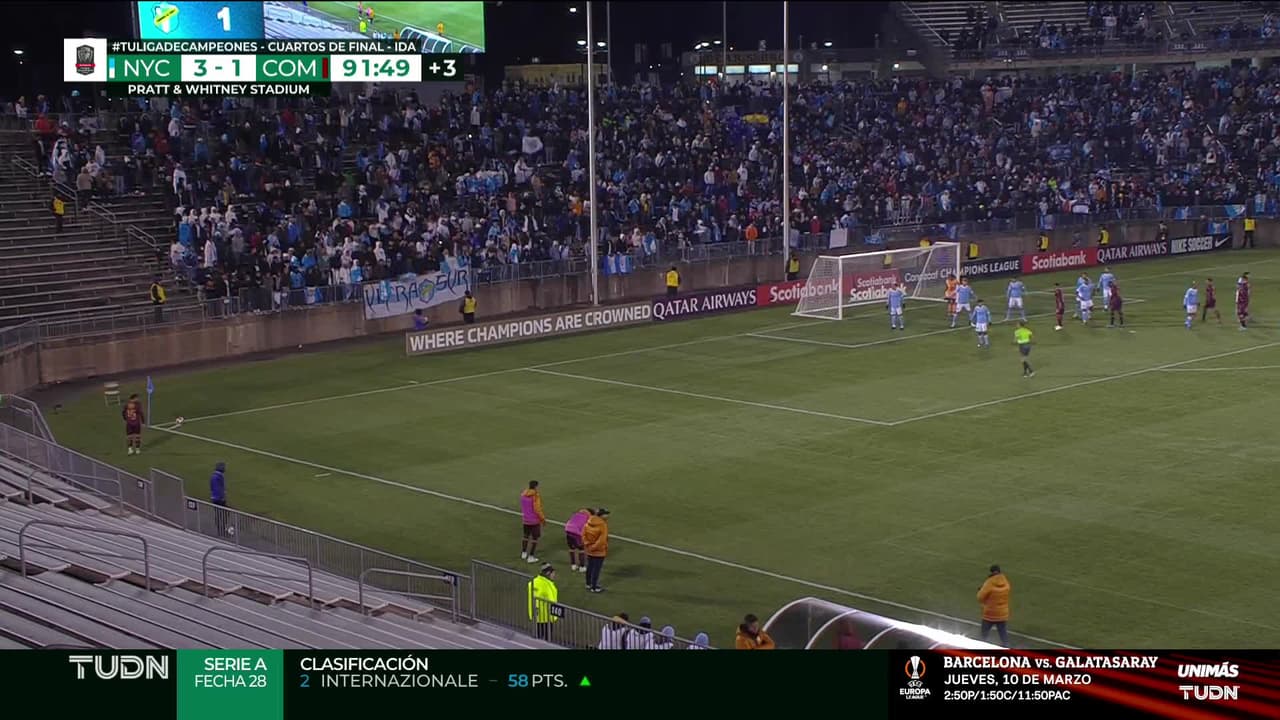 ¡CERCA! Rodrigo Saravia disparó que se estrella en el poste.